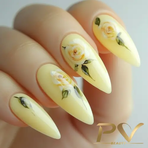 unhas-amarelas-decoradas-florais-pv-beauty-03 Unhas amarelas decoradas com flores pintadas à mão, exibindo um design delicado e artístico.