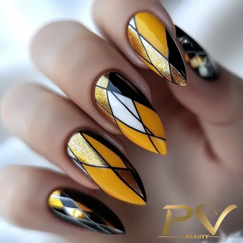 unhas-amarelas-geometricas-decoradas-pv-beauty-08 Unhas decoradas com desenho geométrico em amarelo, preto, branco e dourado, com acabamento brilhante.