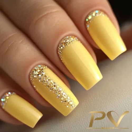 unhas-amarelas-glitter-decoradas-pv-beauty-24 Unhas pintadas de amarelo com glitter dourado nas pontas e próximo às cutículas.