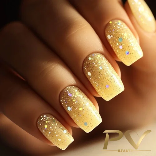 unhas-amarelas-glitter-decoradas-pv-beauty-34 Unhas pintadas de amarelo com glitter e partículas brilhantes.