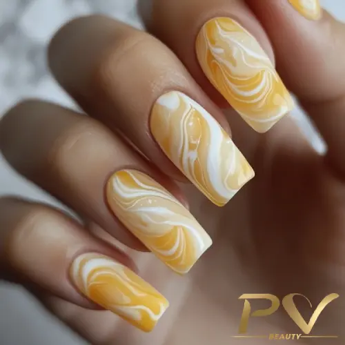 unhas-amarelas-marmorizadas-decoradas-pv-beauty-07 Unhas com esmalte amarelo e branco em design marmorizado.