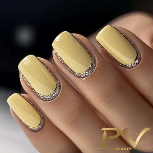 unhas-amarelas-pastel-com-contorno-prata-decoradas-pv-beauty-11 Unhas com esmalte amarelo e contorno de glitter prateado.