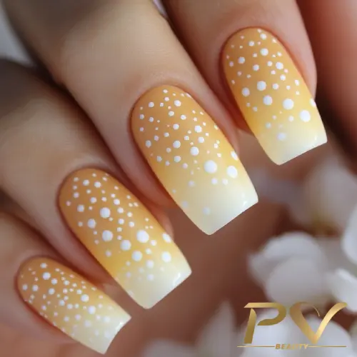 unhas-amarelas-poa-decoradas-pv-beauty-13 Unhas com esmalte gradiente amarelo e branco, decoradas com pontos brancos.