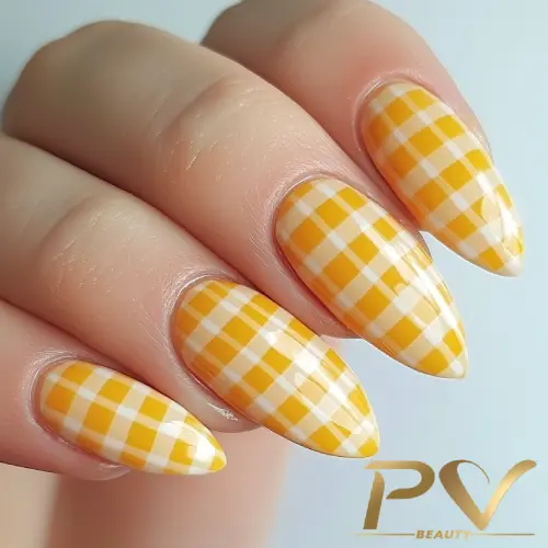 unhas-amarelas-xadrez-quadriculadas-decoradas-pv-beauty-09 Unhas decoradas com estampa xadrez em tons de amarelo e branco, com formato alongado e pontiagudo.