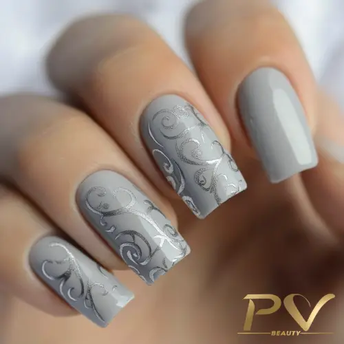 unhas-cinza-arabescos-brilho-decoracao-pv-beauty-19 Unhas decoradas com esmalte cinza e detalhes prateados em forma de arabescos.