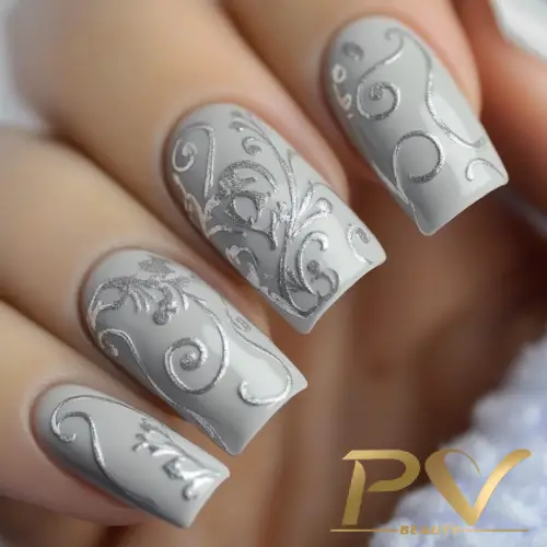 unhas-cinza-arabescos-prata-nail-design-pv-beauty-33 Unhas decoradas com esmalte cinza e desenhos prateados em estilo arabesco.