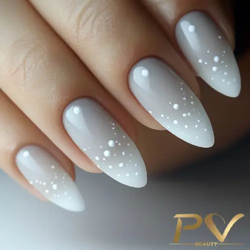 unhas-cinza-decoracao-bolinhas-brancas-suaves-pv-beauty-34 Unhas decoradas com esmalte cinza claro e detalhes de pontos brancos em um design elegante.