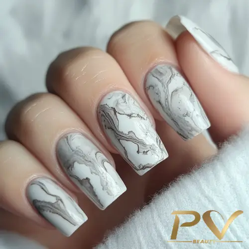 unhas-cinza-decoracao-marmorizada-linda-pv-beauty-31 Unhas decoradas com esmalte de efeito marmorizado branco e cinza, com acabamento brilhante.