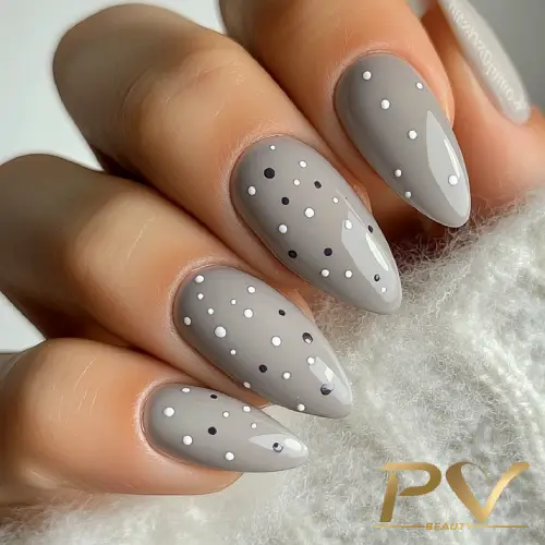 unhas-cinza-decoracao-poa-pv-beauty-07 Unhas longas com esmalte cinza e decoração de bolinhas brancas e pretas.
