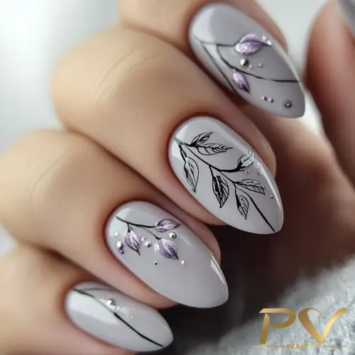unhas-cinza-decoradas-flores-pv-beauty-27 Unhas decoradas com esmalte cinza e desenhos de folhas pretas e detalhes em roxo e prata.