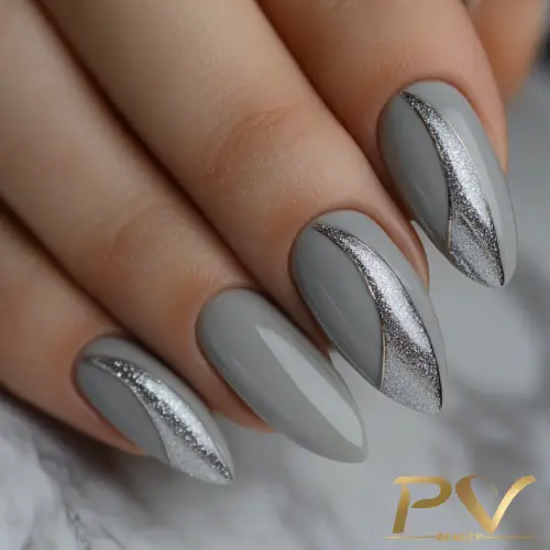 unhas-cinza-design-com-glitter-pv-beauty-17 Unhas com esmalte cinza e detalhes prateados brilhantes, design elegante e moderno.