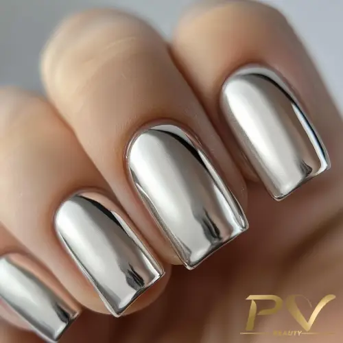 unhas-cinza-esmalte-metalico-pv-beauty-24 Unhas decoradas com esmalte metálico prateado refletivo em close.
