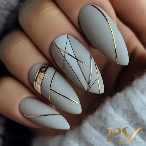 unhas-cinza-nail-designer-formas-geometricas-pv-beauty-04 Unhas longas com esmalte cinza fosco e detalhes geométricos dourados e prateados.