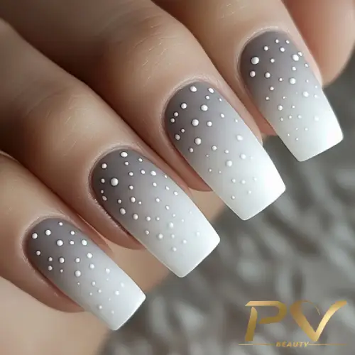 unhas-cinza-ombre-com-poa-moderna-elegante-pv-beauty-28 Unhas compridas com esmalte gradiente cinza e branco, decoradas com pequenos pontos brancos.