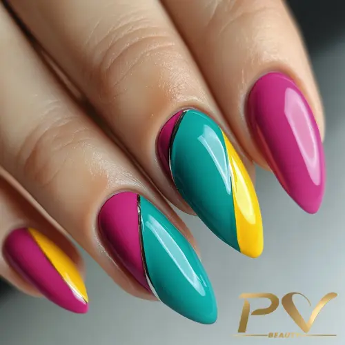 Unhas decoradas em tons de rosa, verde e amarelo, com design geométrico e acabamento brilhante.