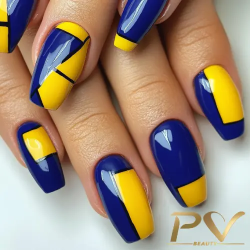 Unhas decoradas com esmalte azul e amarelo em padrão geométrico.