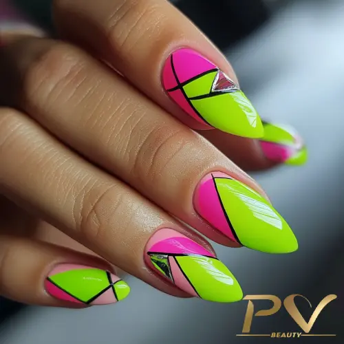 Unhas decoradas com esmalte neon em tons de rosa e verde, com desenhos geométricos e detalhes metalizados.
