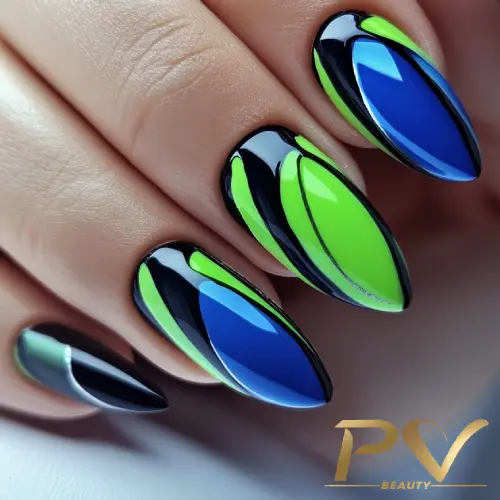 Unhas decoradas com esmalte azul, verde e preto em design geométrico. Logo PV Beauty no canto inferior direito.