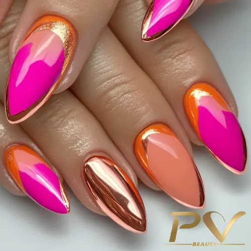 Unhas decoradas com esmalte em tons de rosa, laranja e dourado metálico, com formato pontiagudo.