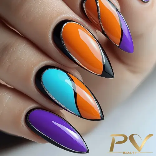 Unhas decoradas com esmalte em tons de laranja, azul e roxo, com detalhes pretos e prateados.