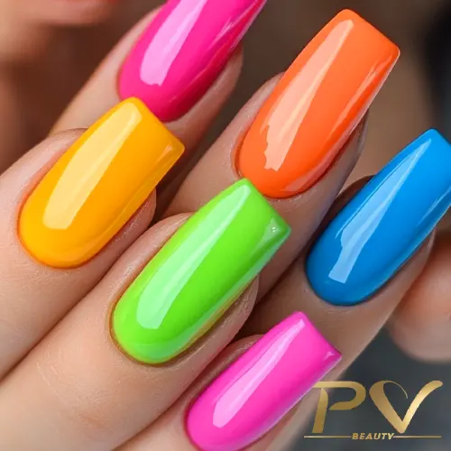 Unhas com esmalte colorido em tons vibrantes: rosa, laranja, azul, verde e amarelo. Logo "PV Beauty" visível.