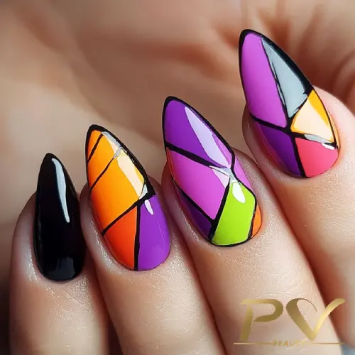 Unhas decoradas com esmalte colorido em estilo geométrico, combinando tons de laranja, roxo, verde e preto.