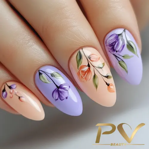Unhas decoradas com esmalte lilás e pêssego, exibindo desenhos de flores em tons roxos e laranja.
