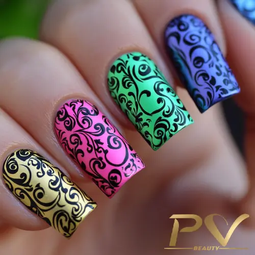 Unhas com esmalte colorido e desenhos pretos detalhados.