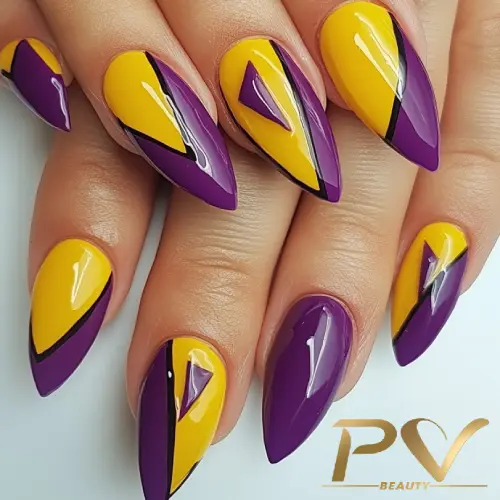 Unhas decoradas com esmalte amarelo e roxo em padrão geométrico.