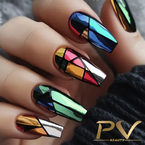 Unhas decoradas com esmalte metalizado em padrões geométricos coloridos.