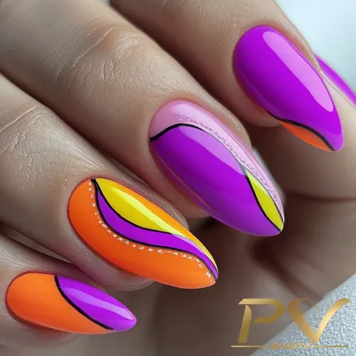 Unhas decoradas com esmalte em tons de roxo, laranja e amarelo, com design abstrato e linhas pretas.