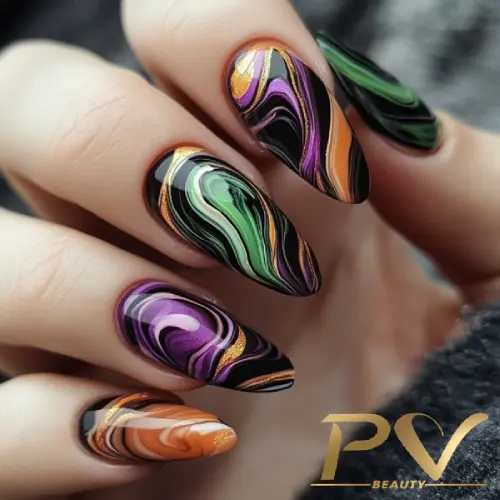 Unhas com esmalte em design abstrato e cores vibrantes, incluindo roxo, verde, laranja e preto.