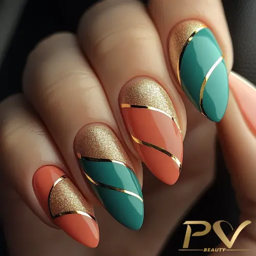 Unhas decoradas com esmalte verde e coral, detalhes dourados e textura brilhante.