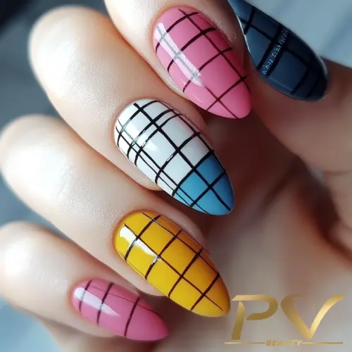 Unhas decoradas com esmalte colorido em tons de rosa, azul, branco e amarelo, com padrão de linhas pretas.