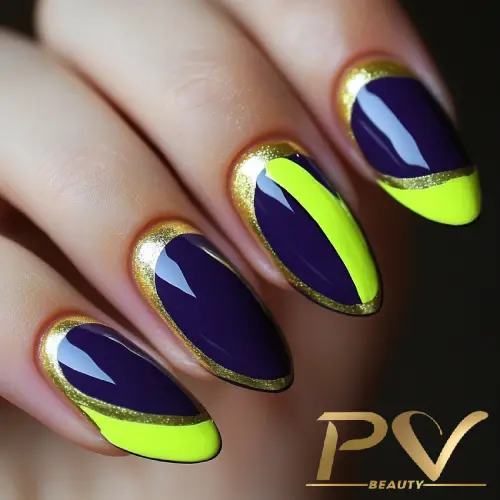 Unhas decoradas com esmalte roxo e amarelo neon, detalhes em dourado e acabamento brilhante.