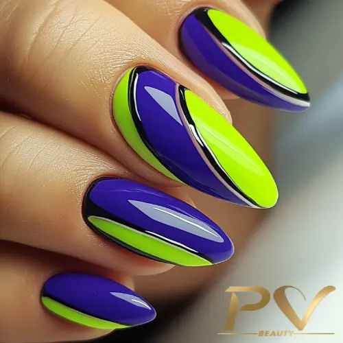 Unhas decoradas com esmalte roxo e verde neon em design geométrico e brilhante.