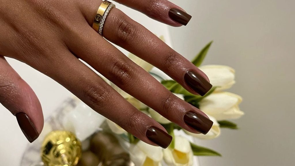 unhas de outono marrom café