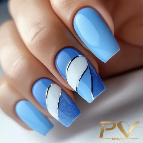 unhas-decorada-azul-branco-prata-curvas-pv-beauty-26 Unhas decoradas com esmalte azul claro e detalhes em branco e prateado.