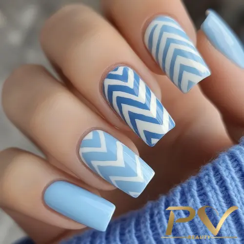 unhas-decorada-azul-chevron-pv-beauty-09 Unhas decoradas com esmalte azul claro e padrão de zigue-zague em azul escuro e branco.