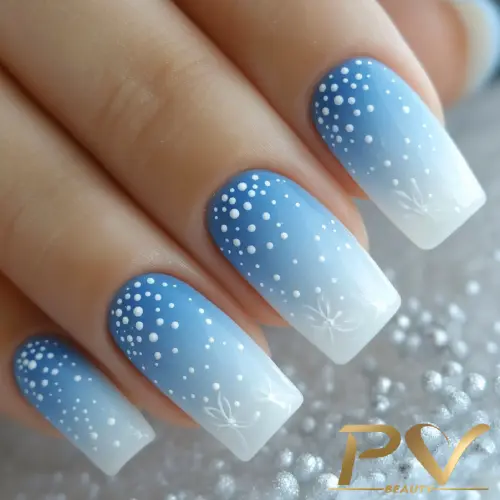 unhas-decorada-azul-claro-poa-pv-beauty-28 Unhas decoradas com esmalte azul degradê, pontilhados brancos e detalhes florais.