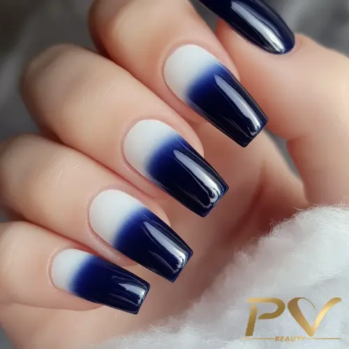 unhas-decorada-azul-degrade-lindo-pv-beauty-01 Unhas em degradê azul e branco, com acabamento brilhante, segurando um tecido felpudo branco.