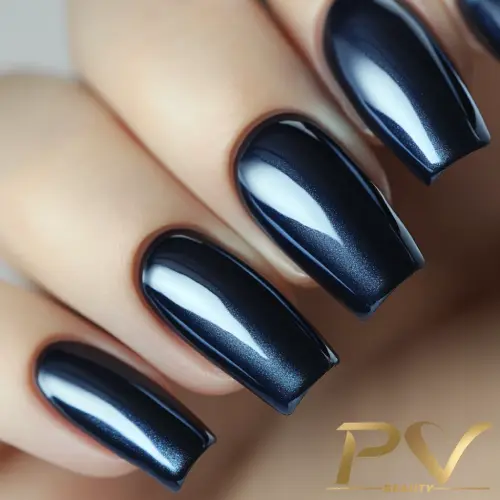 unhas-decorada-azul-escuro-metalizado-suave-pv-beauty-21 Unhas esmaltadas em tom azul metálico, com acabamento brilhante e formato alongado.