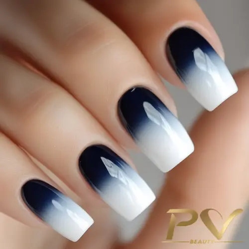 unhas-decorada-azul-escuro-ombre-pv-beauty-27 Unhas com esmalte em degrade preto e branco, com desenho de cristal no centro de cada unha.