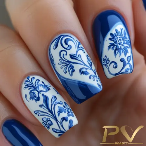 unhas-decorada-azul-floral-maravilhoso-pv-beauty-13 Unhas decoradas com esmalte azul e branco, apresentando desenhos florais e arabescos detalhados.