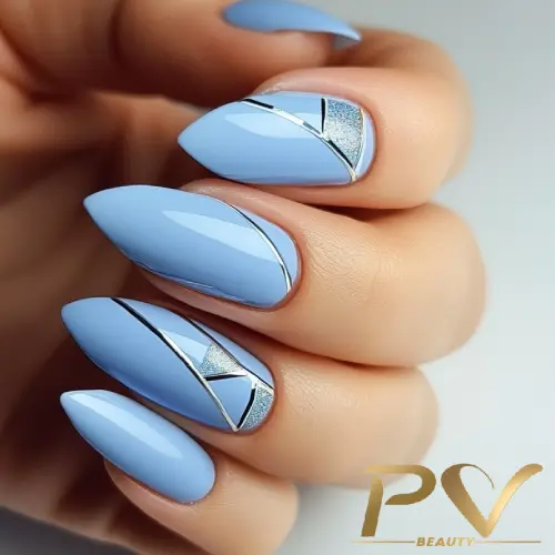 unhas-decorada-azul-formas-geometricas-pv-beauty-05 Unhas com esmalte azul claro e detalhes geométricos prateados.