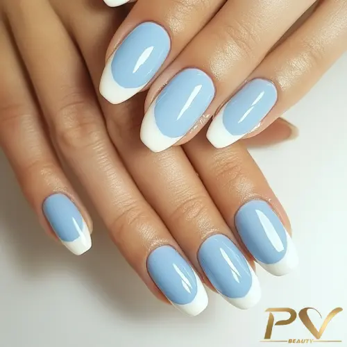 unhas-decorada-azul-francesinha-pv-beauty-16 Mãos exibindo unhas pintadas com esmalte azul claro e pontas brancas em estilo francesinha.