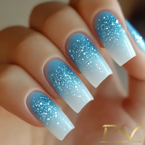 unhas-decorada-azul-glitter-lindo-pv-beauty-03 Unhas longas com esmalte em degradê azul e branco, decoradas com glitter prateado.