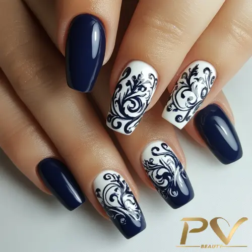 unhas-decorada-azul-marinho-arabescos-pv-beauty-06 Unhas decoradas em azul e branco com detalhes em arabesco preto.