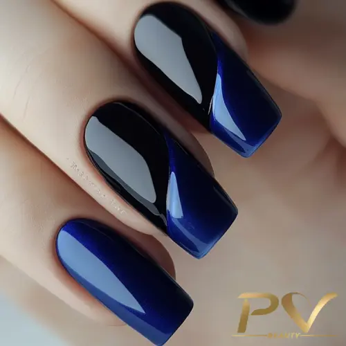 unhas-decorada-azul-marinho-preto-pv-beauty-29 Unhas com esmalte em tons de azul e preto, com acabamento brilhante.