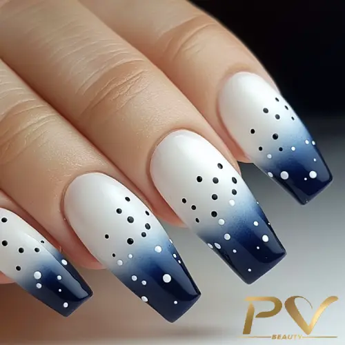 unhas-decorada-azul-poa-degrade-pv-beauty-15 Unhas decoradas com esmalte degradê azul e branco, e detalhes de pequenas bolinhas pretas e brancas.